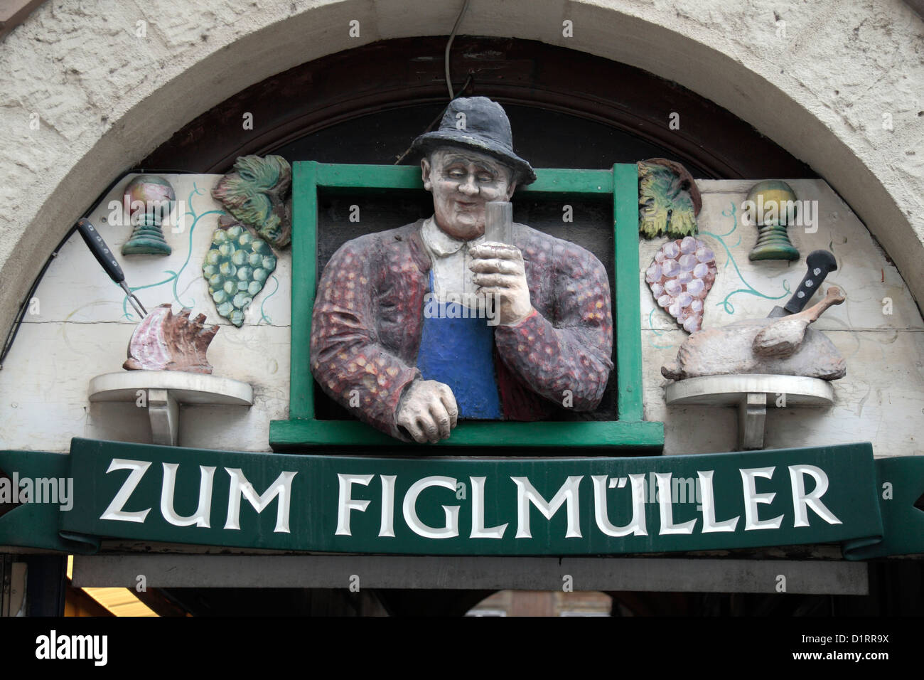 Amüsante Relief über dem Eingang Zum Figlmüller Schnitzel Restaurant in Wien, Österreich. Stockfoto