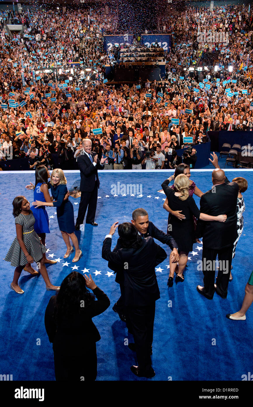 US-Präsident Barack Obama seine Familie und Vize-Präsident Joe Biden und Familie Join zusammen auf der Bühne nach dem Präsidenten Dankesrede bei der Democratic National Convention 6. September 2012 in Charlotte, North Carolina. Stockfoto