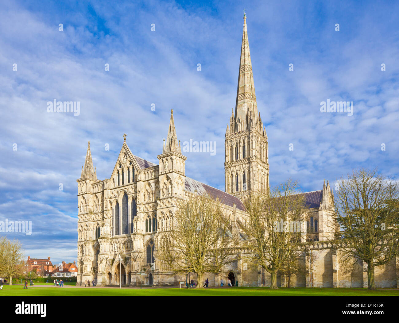 Kathedrale von Salisbury mit seinem hohen mittelalterlichen Turm Salisbury Cathedral in der Nähe von Salisbury UK Salisbury Wiltshire England UK GB Europa Stockfoto
