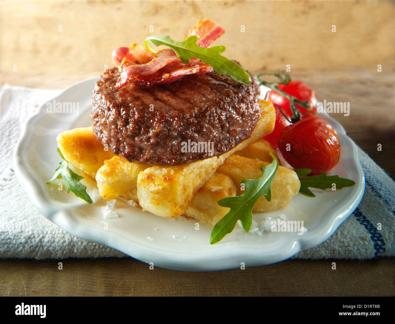 Gegrilltes Rindfleisch-Burger mit klobigen Pommes Frites und Salat Fotos Char. Funky Stockfotos Stockfoto