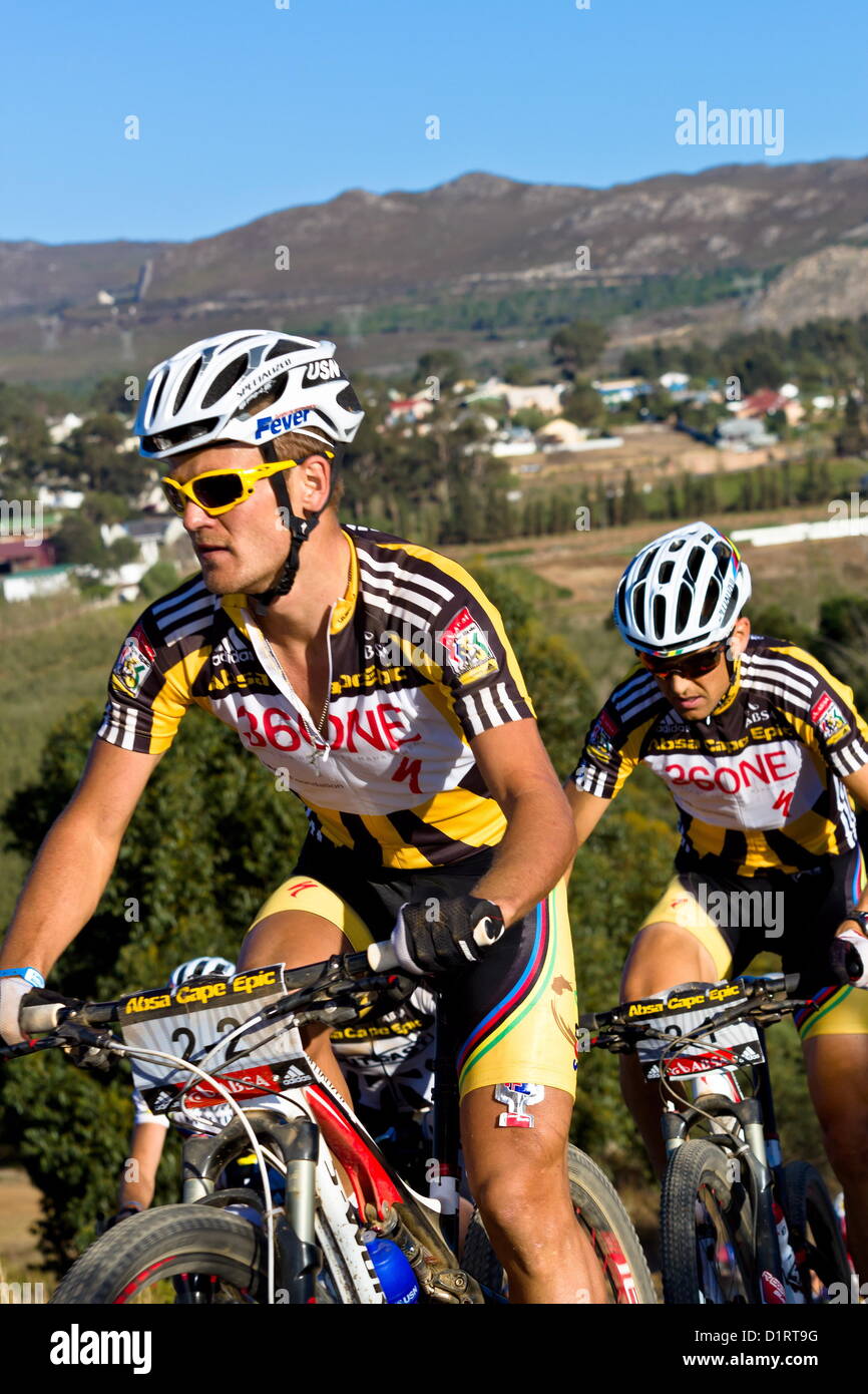 WESTERN CAPE, Südafrika: Südafrikaner Burry Stander führt Teamkollege Christof Sauser der Schweiz auf dem Weg zu das 2011 Absa Cape Epic Mountainbike-Rennen zu gewinnen. Stander wurde bestritten über 8 Tage die erste Südafrikaner gewinnt das Rennen in der 8-Jahres-Geschichte. (Foto von Gallo Images/Chris Hitchcock) Stockfoto