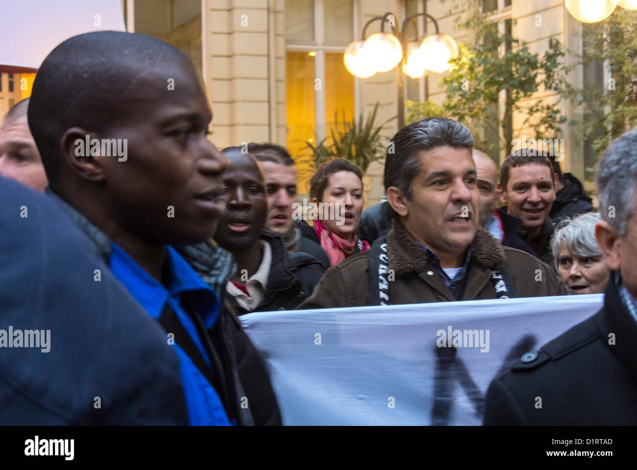 Paris, Frankreich, „Sans Papiers“ protestiert gegen die französische Regierung, vor dem Hauptquartier der Sozialistischen Partei, afrikanische Einwanderer, Migranten, Marsch mit Protestbannern, Anti-Einwanderungsgesetz Bürgerrechtsproteste unterstützen Einwanderungsrechte Stockfoto