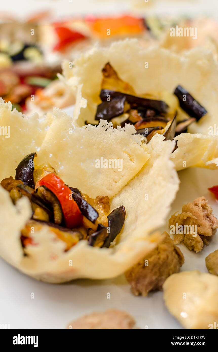 Cestini di Parmigiano Con Melanzane Accompagnati da Salsa Tonnata, Salsa Ai Funghi e Caviale. Stockfoto