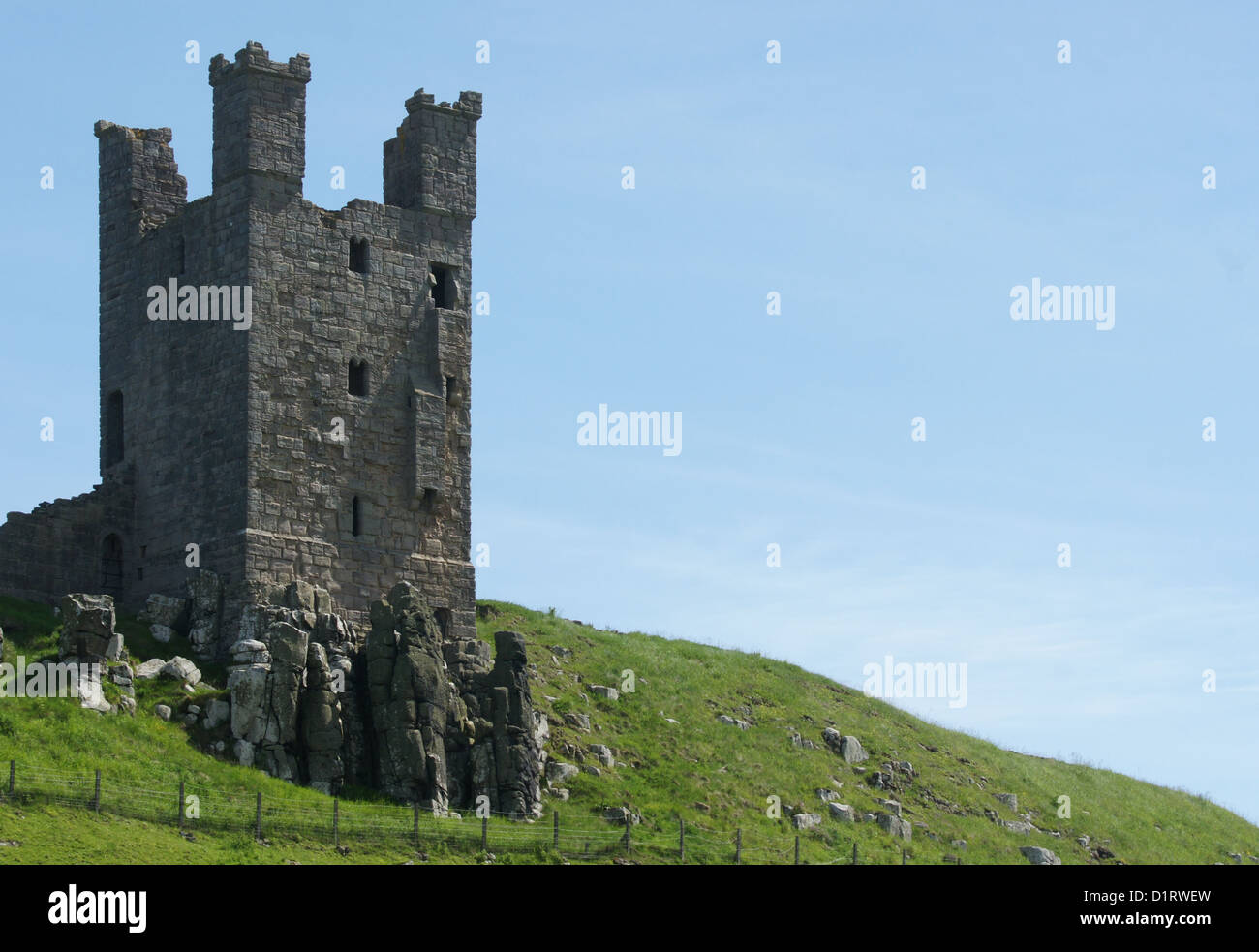 Alte englische Burgruine auf einem Hügel Stockfoto