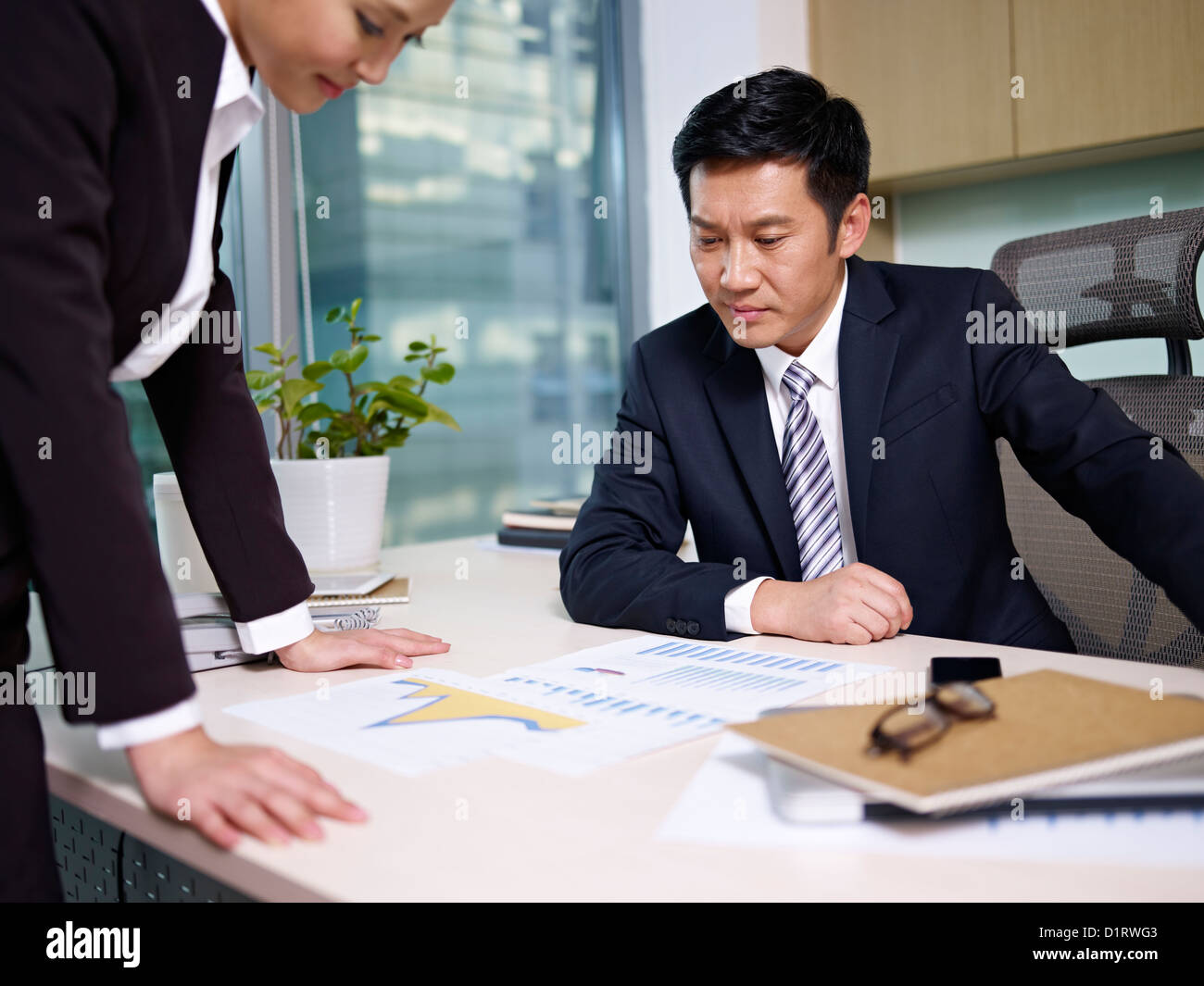 asiatische Geschäftsleute arbeiten im Büro Stockfoto