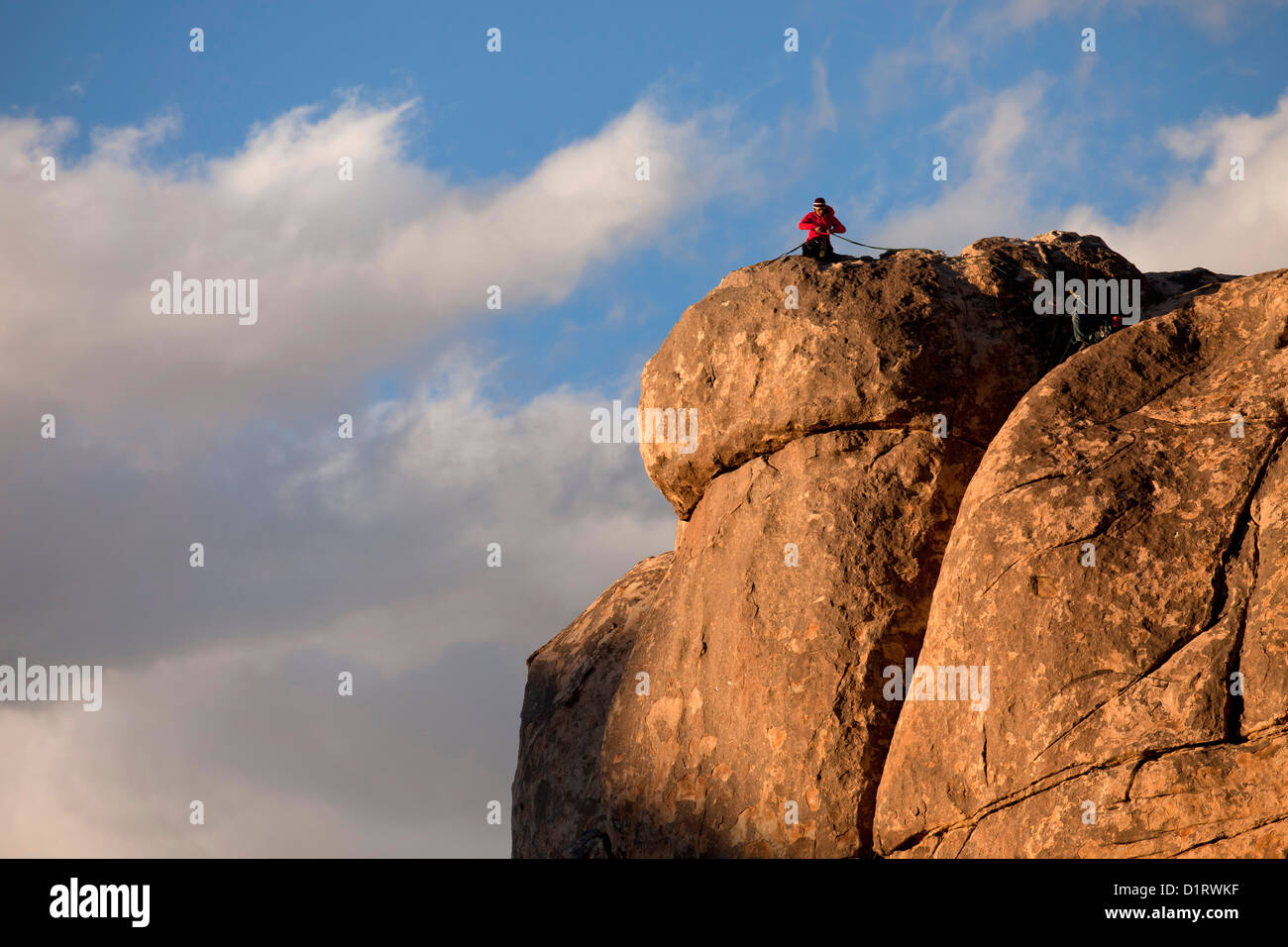 Bergsteiger auf einem Felsen im Hidden Valley, Joshua Tree Nationalpark, Kalifornien, Vereinigte Staaten von Amerika, USA Stockfoto