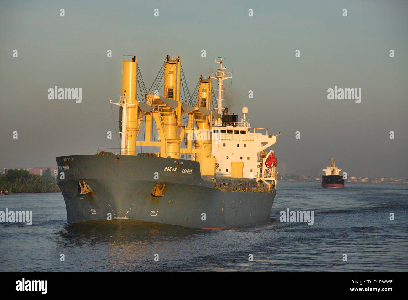 Segeln-Frachtschiff in Gewässern Stockfoto