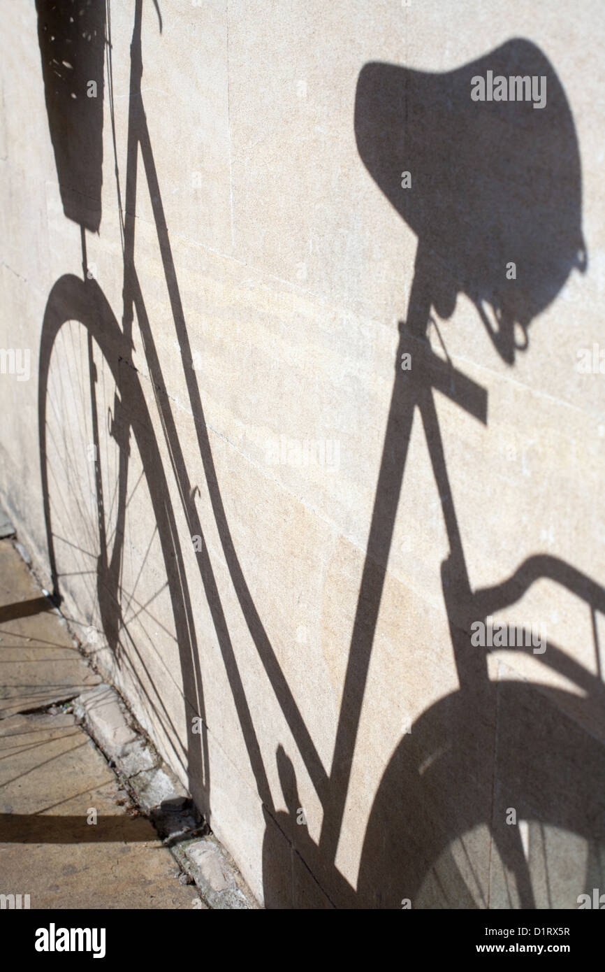 Schatten des Fahrrades an Wand in Cambridge Stadtzentrum, Engalnd UK Stockfoto