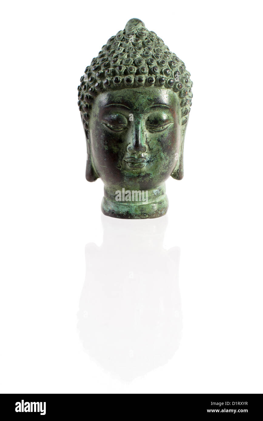 Buddha-Bildnis isoliert auf weißem Hintergrund mit großer Schatten Stockfoto
