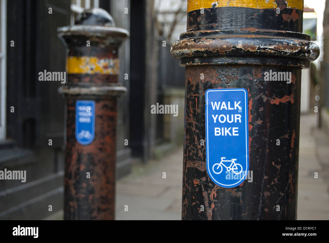 gehen Sie Ihr Fahrrad-Schild auf Poller markiert ein Ende einer Gasse in Hammersmith, London, england Stockfoto