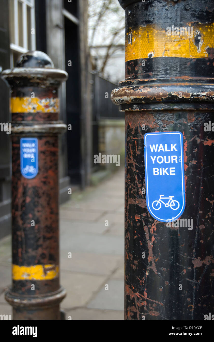 gehen Sie Ihr Fahrrad-Schild auf Poller markiert ein Ende einer Gasse in Hammersmith, London, england Stockfoto