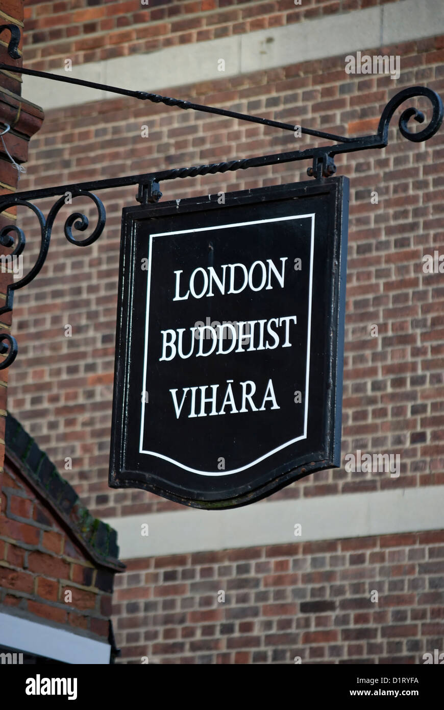 hängende Zeichen markieren London Buddhist Vihara, ein Zentrum für Theravada Buddhismus in Bedford Park, Chiswick, London, England Stockfoto