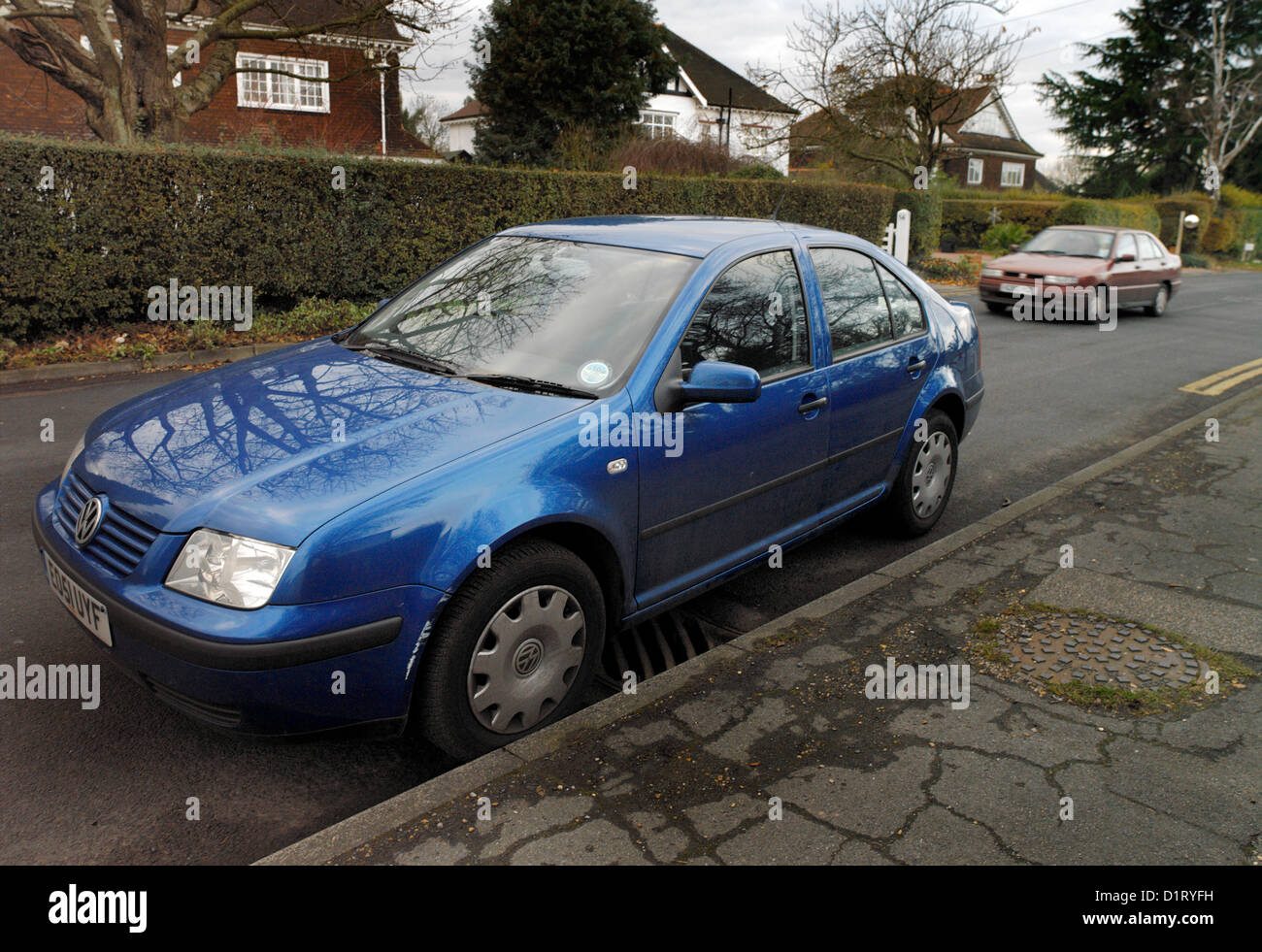 Blauen VW Bora mit weißer Farbe auf Radhaus beschädigt Stockfoto