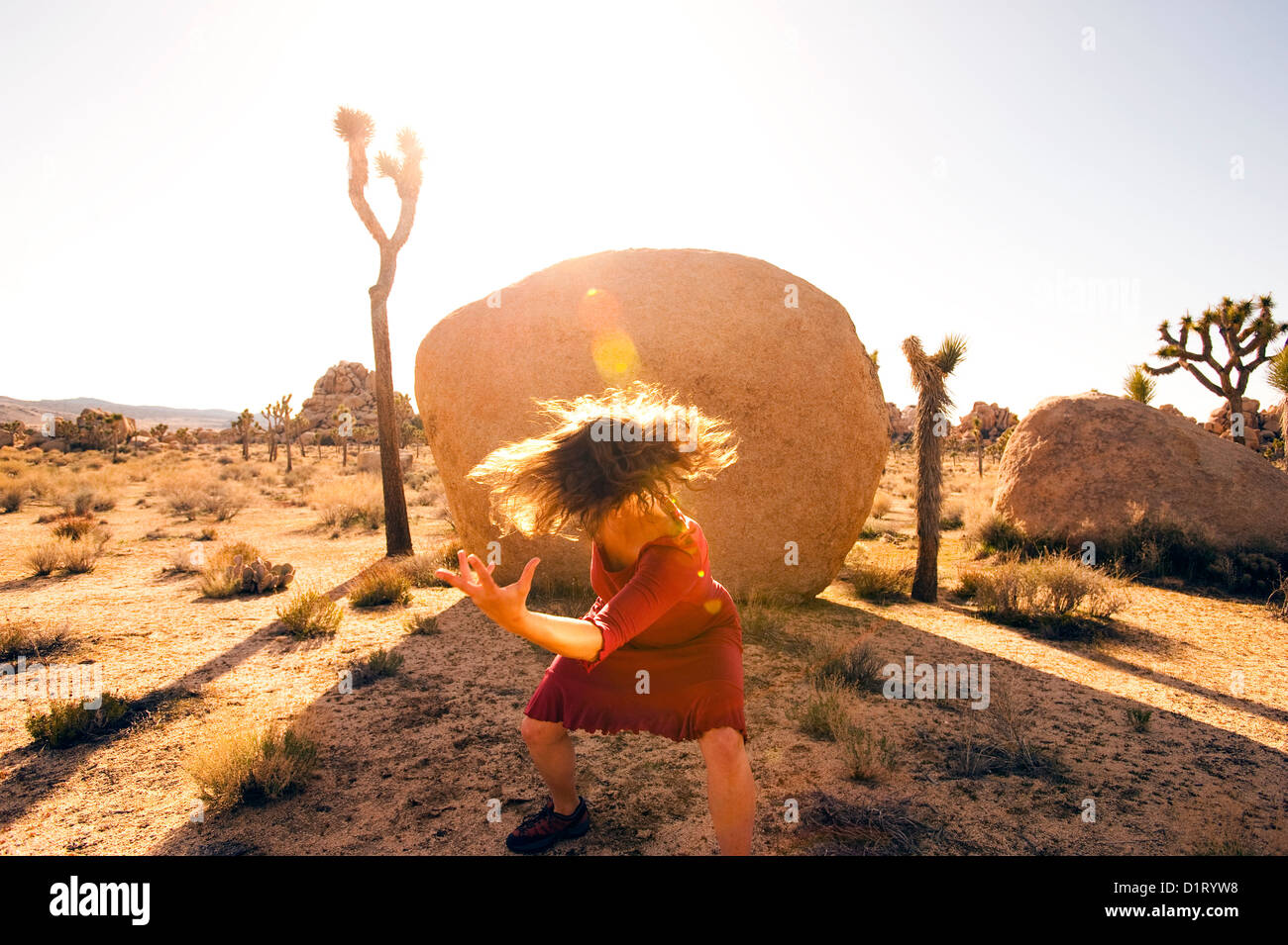 Intensive wilde Frau tanzt in der Wüste. Stockfoto