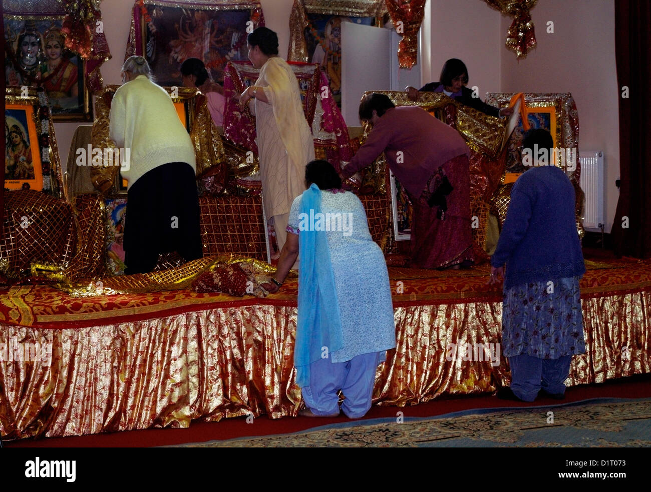 Hindu Zentrum Wimbledon England alte Völker Clubmitglieder Dekoration Zimmer für hinduistische Festival des Navratri Stockfoto