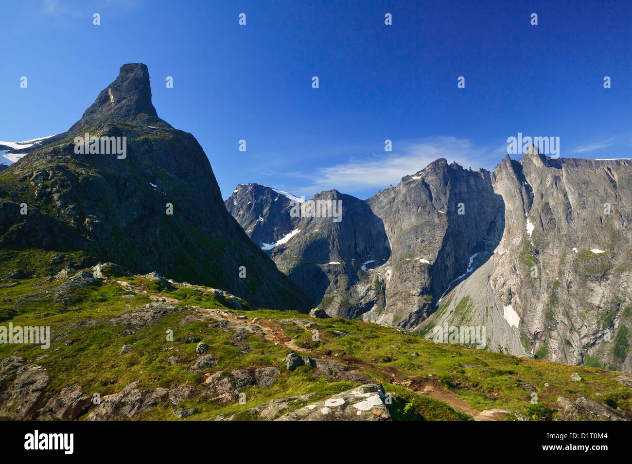 Die peak Romsdalshorn (links) und die Trollmauer und Trolltindane (Hintergrund) im Tal Romsdalen, Østfold, Norwegen. Stockfoto