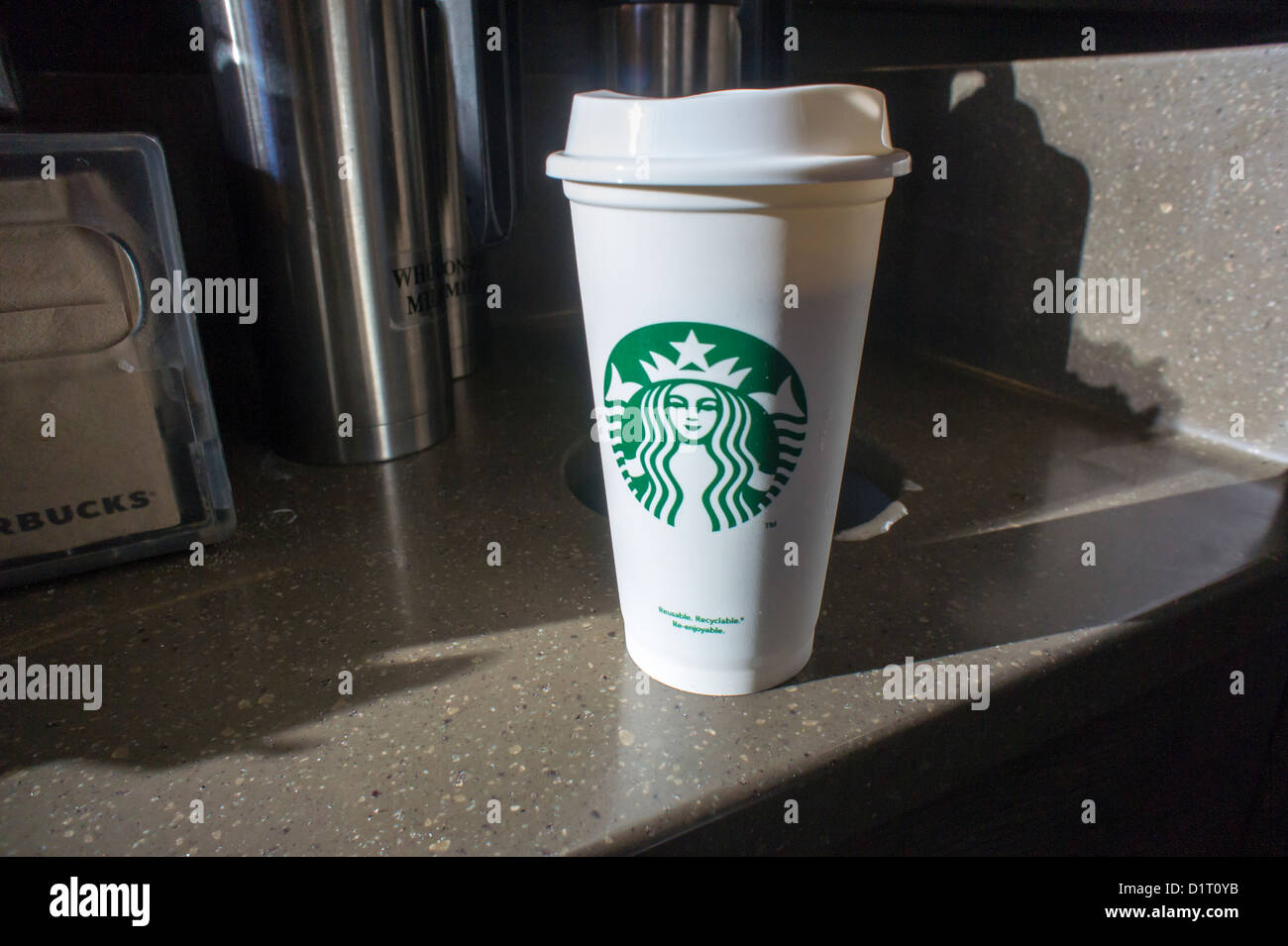 Eine neue Starbucks wiederverwendbare Kaffeetasse ist im Stadtteil Chelsea in New York gesehen. Stockfoto