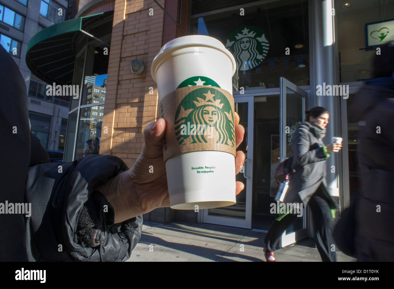 Eine neue Starbucks wiederverwendbare Kaffeetasse ist im Stadtteil Chelsea in New York gesehen. Stockfoto