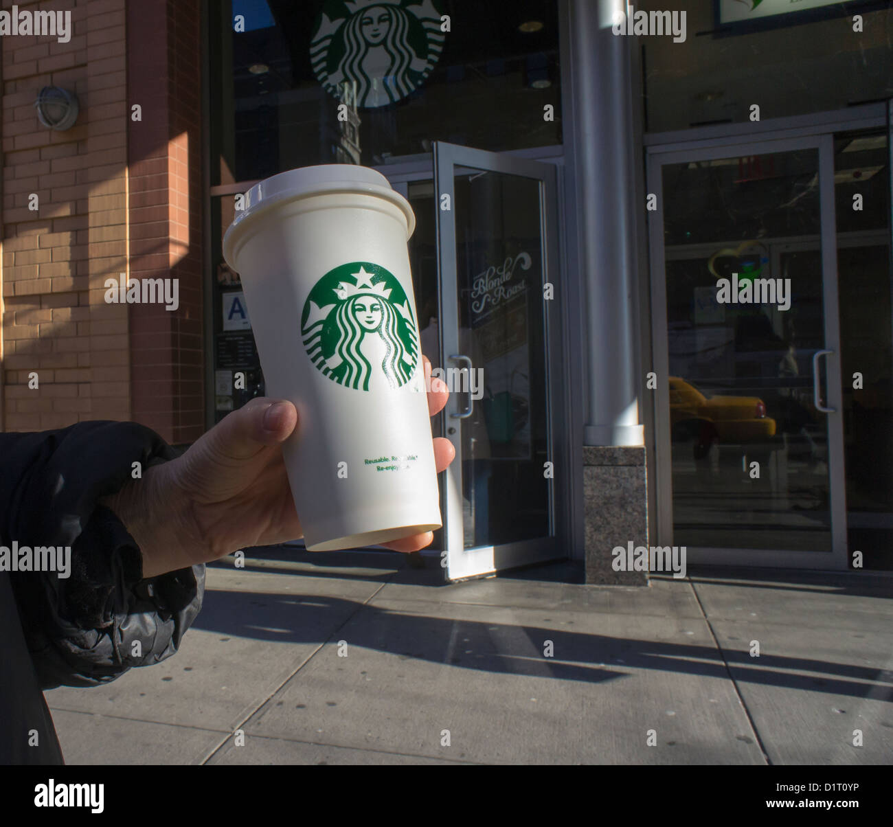 Eine neue Starbucks wiederverwendbare Kaffeetasse ist im Stadtteil Chelsea in New York gesehen. Stockfoto