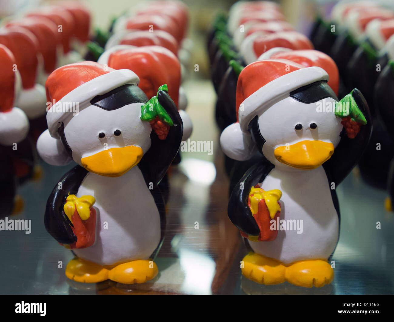 Essbare Pinguin Kuchen und Baum Dekoration zu Weihnachten, Oxford Covered Market Stockfoto
