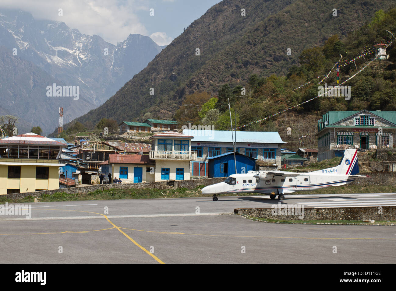 Ein Flugzeug auf der Landebahn auf dem Flughafen in Lukla, Khumbu-Nepal-Asien Stockfoto