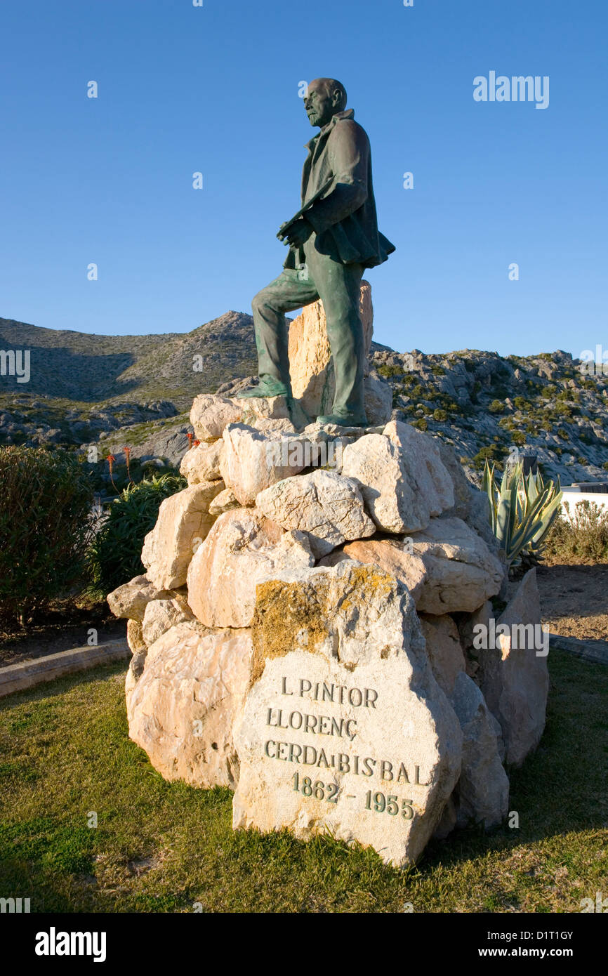 Cala Sant Vicenç, Mallorca, Balearen, Spanien. Denkmal für mallorquinischen Künstlers Llorenç Cerdá ich Bisbal über Cala Barques. Stockfoto