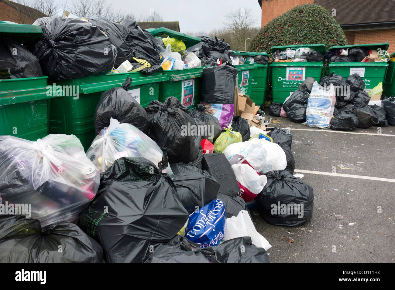 Überquellenden Abfall-recycling Punkt in Peachcroft Wohnsiedlung, Neujahr 2013 4 Stockfoto