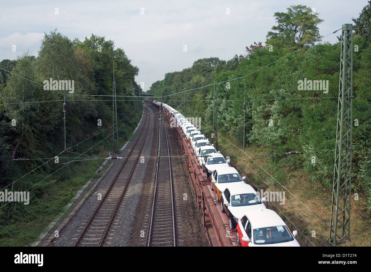 Neue Autos auf der Schiene in Deutschland transportiert. Stockfoto