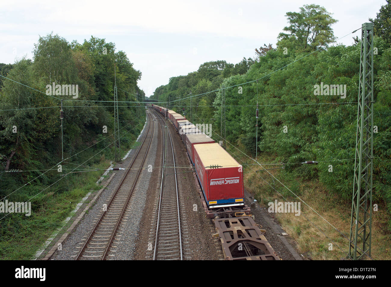 Güterzug schleppen bedeckt LKW-Anhängern, die im Besitz von Operator Winner Spedition, Leichlingen, Deutschland. Stockfoto