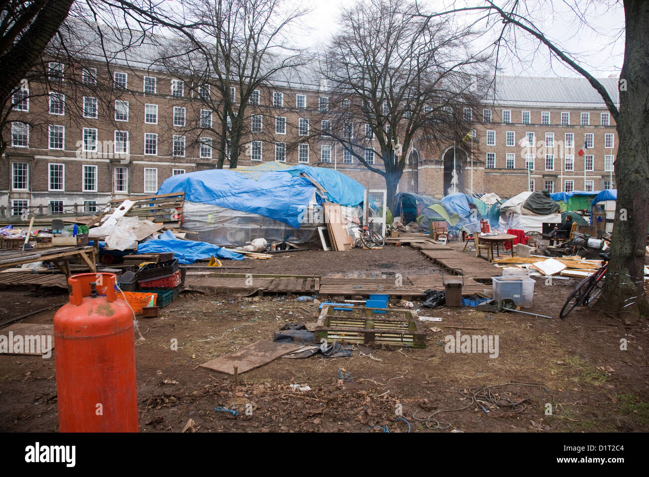 Das Chaos und die Zerstörung von Demonstranten im "Bristol zu besetzen" Camp zurückgelassen Stockfoto