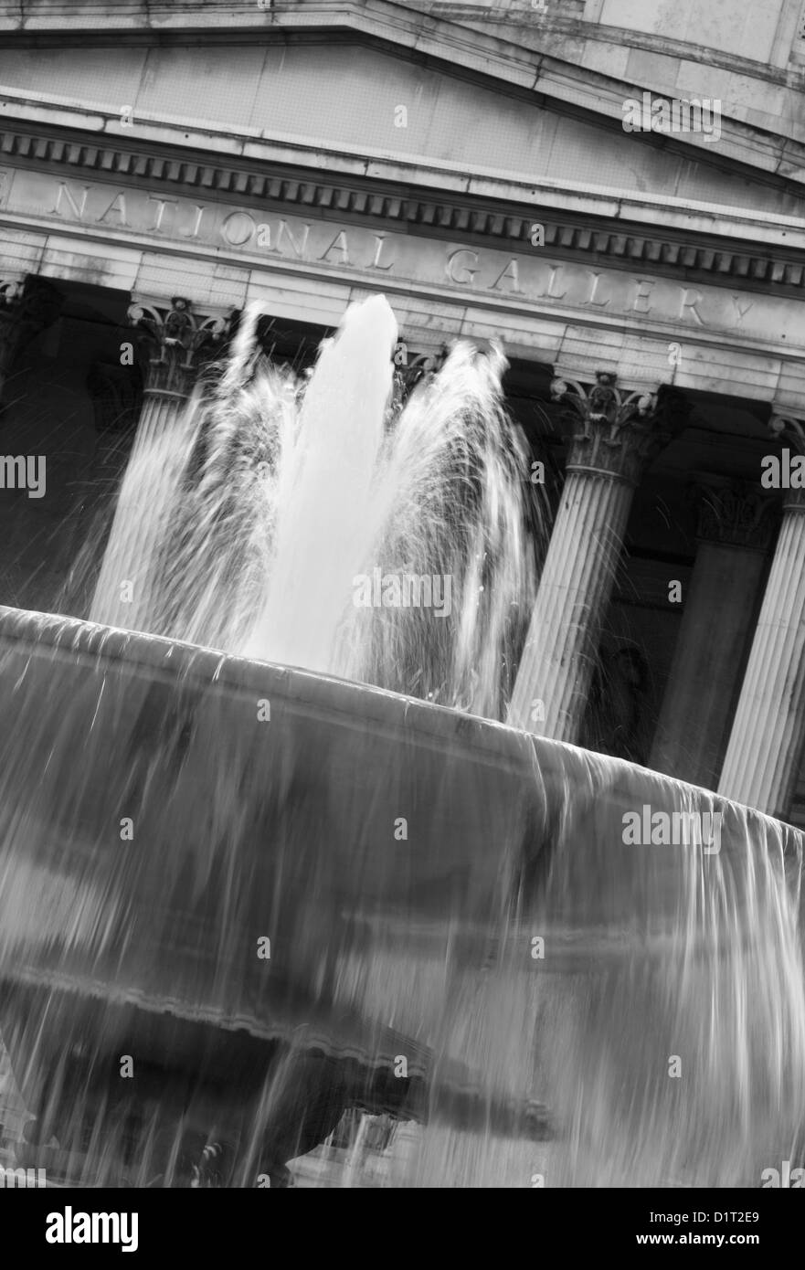 Ein Brunnen in Trafalgar Square und Teil der Nationalgalerie im Hintergrund Stockfoto