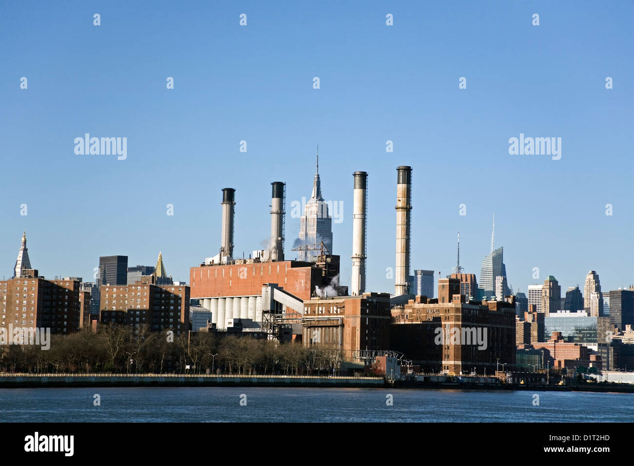 Con Edison Anlage mit Blick auf Empire State Building, East River, New York City, New York, USA Stockfoto