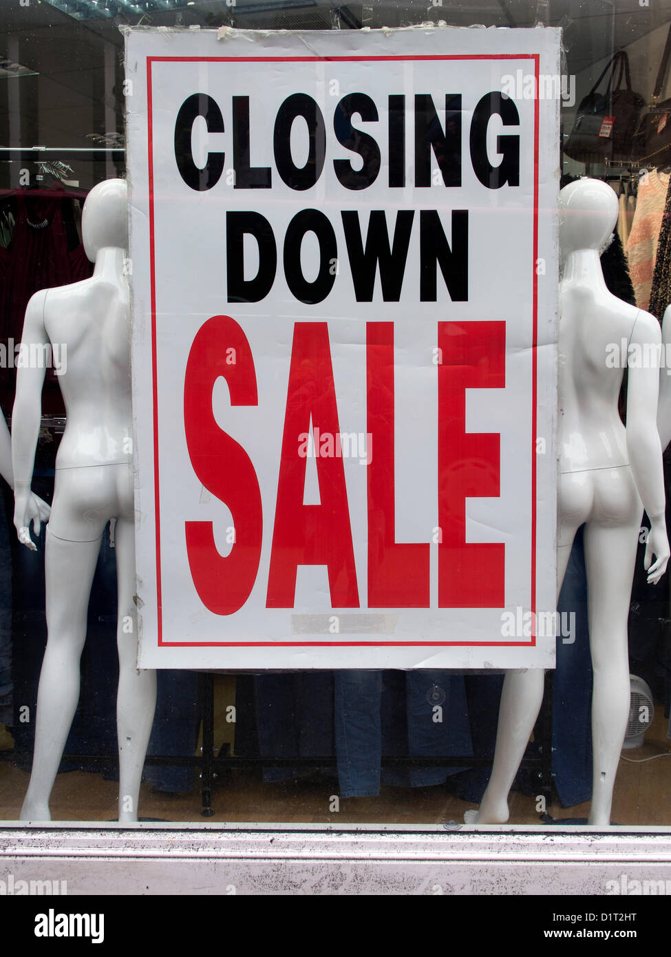 Ein Zeichen der Zeit: Schließung Verkauf unterzeichnen in einem Schaufenster in Oxford High Street mit einer bizarren Puppen 3 Stockfoto