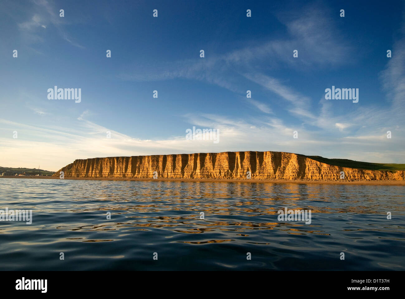 East Cliff, West Bay, in der Nähe von Bridport, Dorset, Großbritannien, von einem Boot auf einem Herbstabend Stockfoto