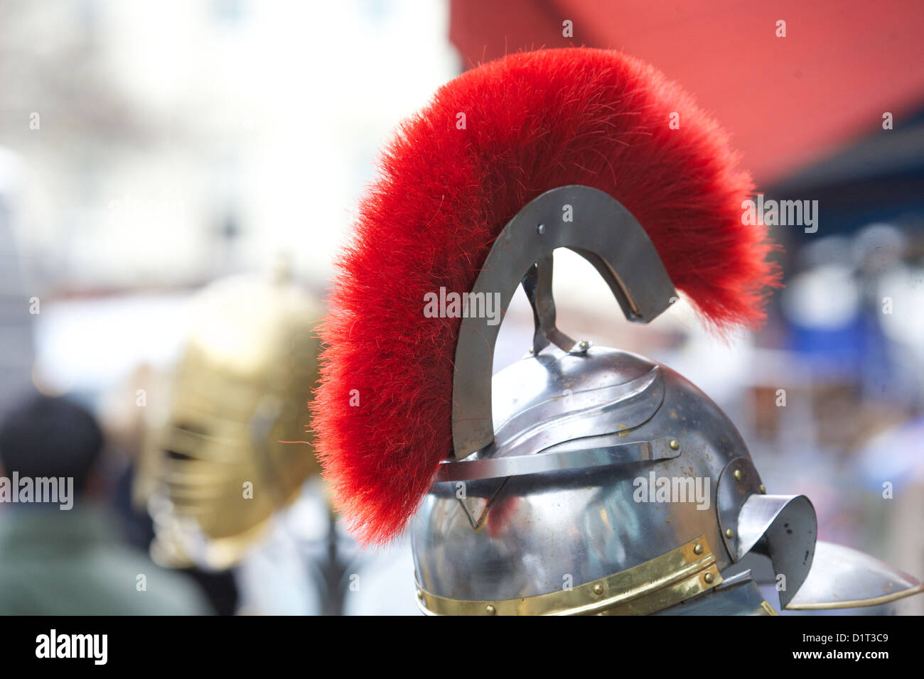 Centurion / Soldaten rote Feder geschmückt Helm auf antiken Marktstand, Portobello Road, London Stockfoto