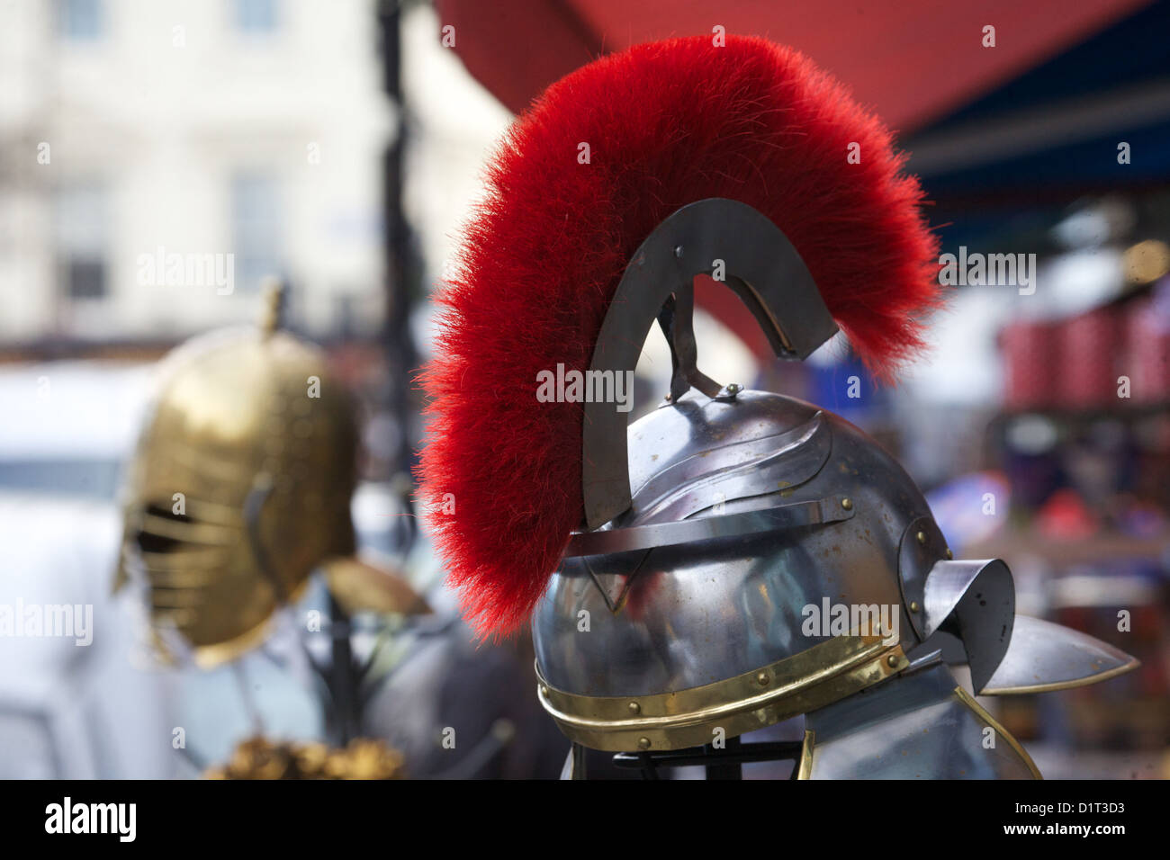 Centurion / Soldaten rote Feder geschmückt Helm auf antiken Marktstand, Portobello Road, London Stockfoto