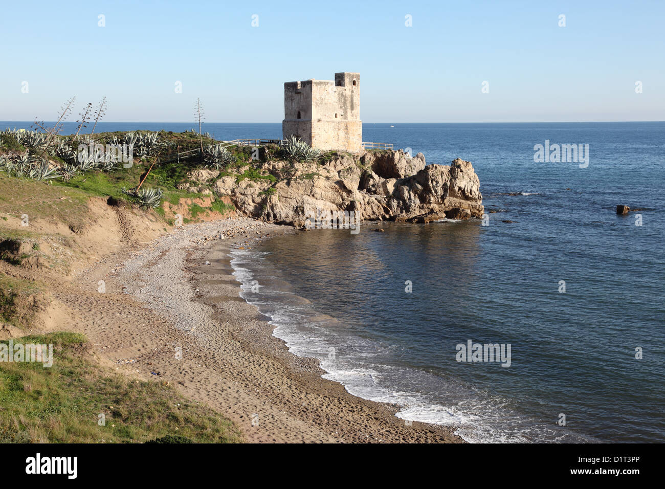 Torre De La Sal - Turm den Salz- und kleinen Strand in der Nähe von Estepona, Costa Del Sol, Andalusien, Spanien Stockfoto