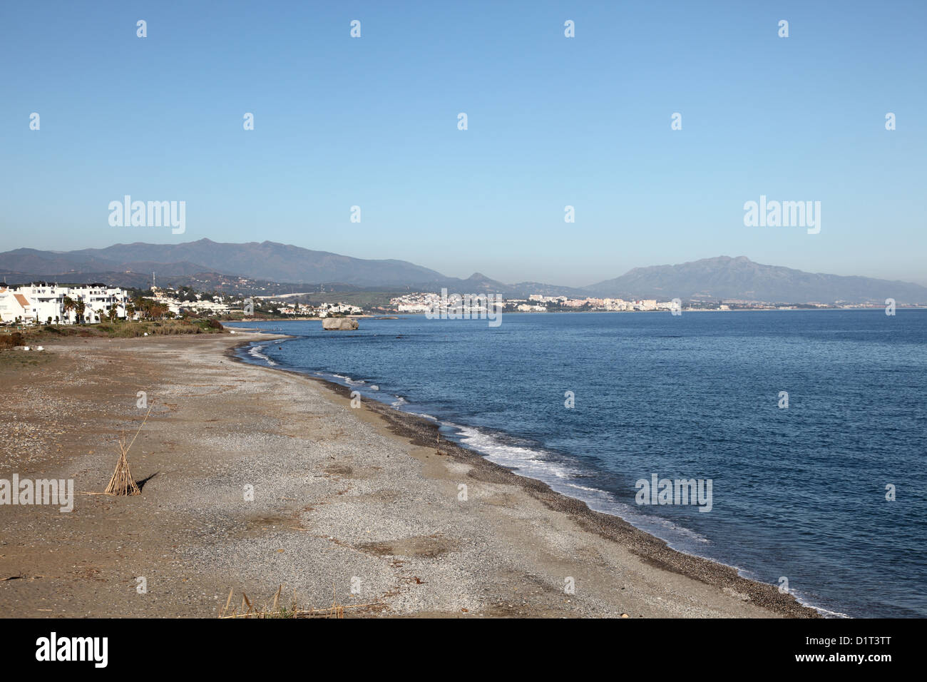 Costa Del Sol Strand in der Nähe von Estepona, Andalusien, Spanien Stockfoto