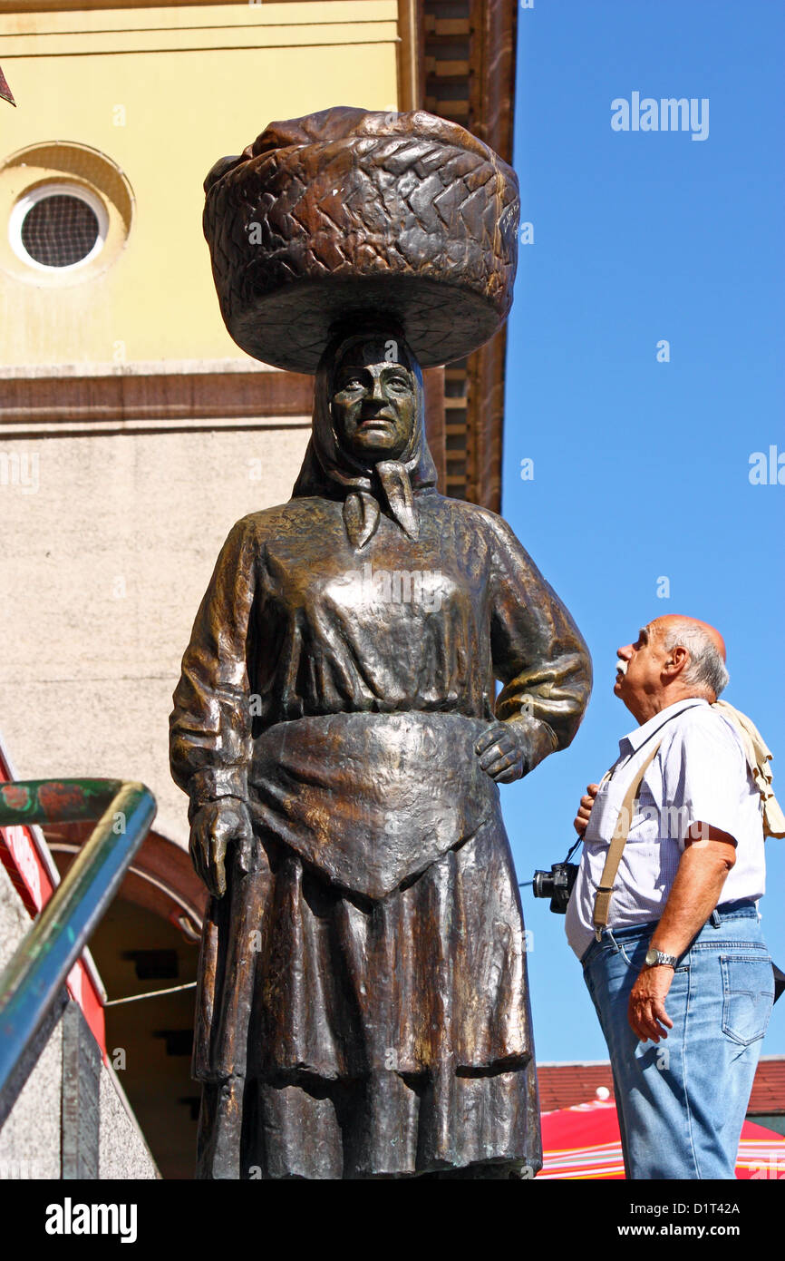 Statue von Bäuerin mit geflochtenen Korb auf dem Kopf Stockfoto