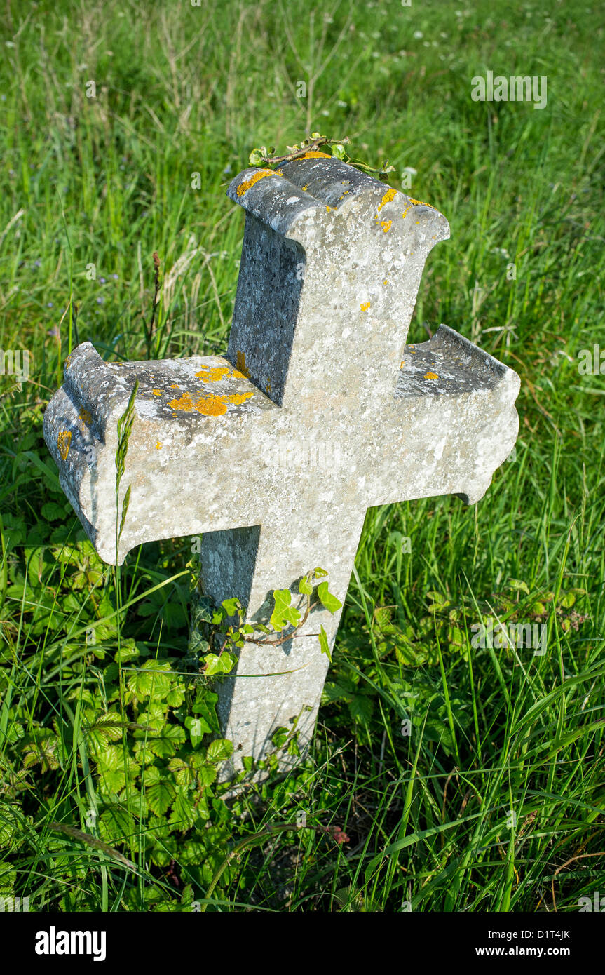 Grabstein Kreuz im Friedhof an der St. Marien Kirche Happisburgh Norfolk UK Stockfoto