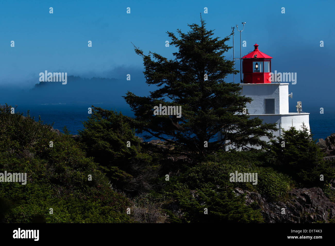 Amphitrite Lighthouse von Ucluelet im nebligen Wetter Stockfoto