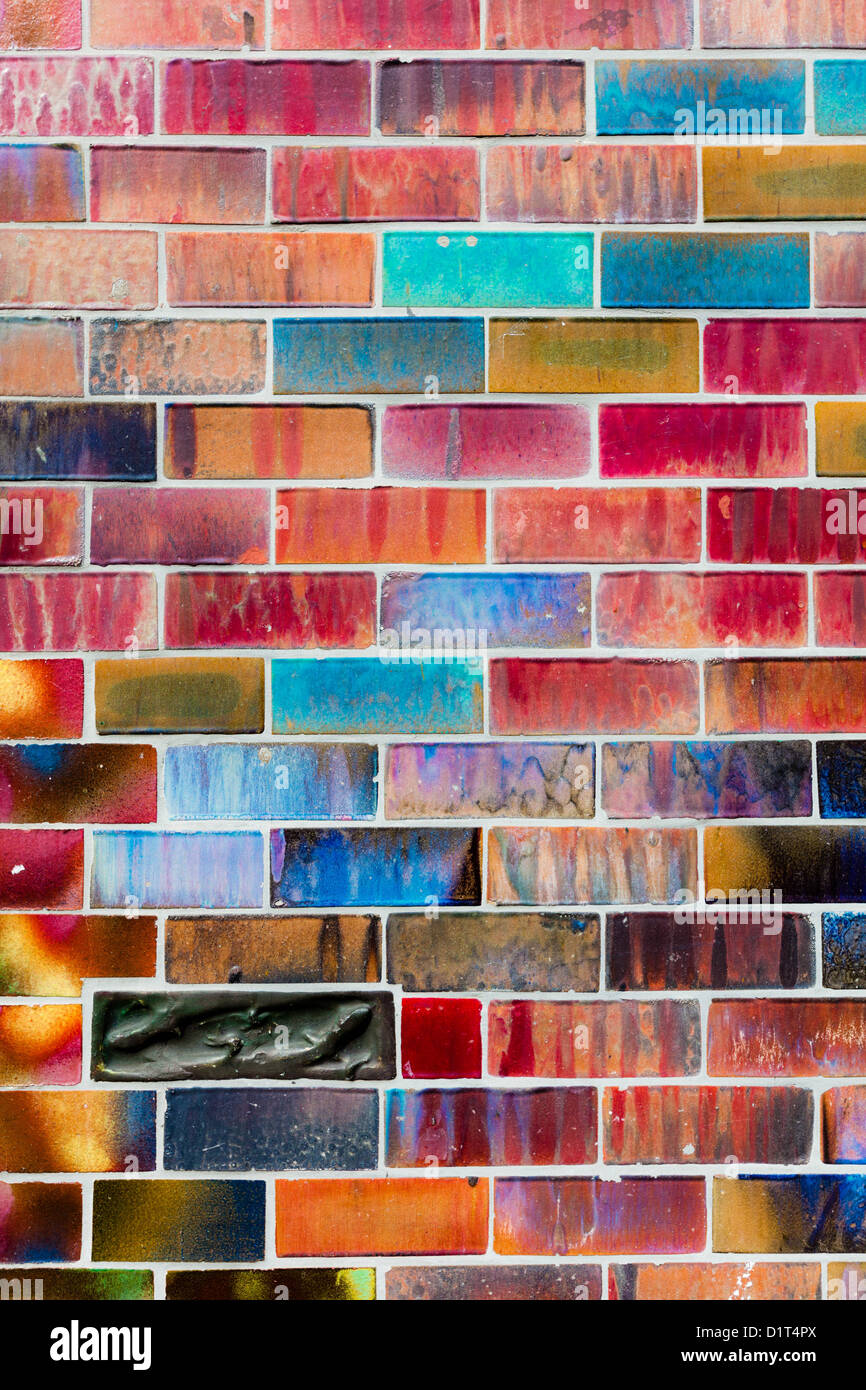 Bunt verglaste Backsteinmauer in Berlin Stockfoto