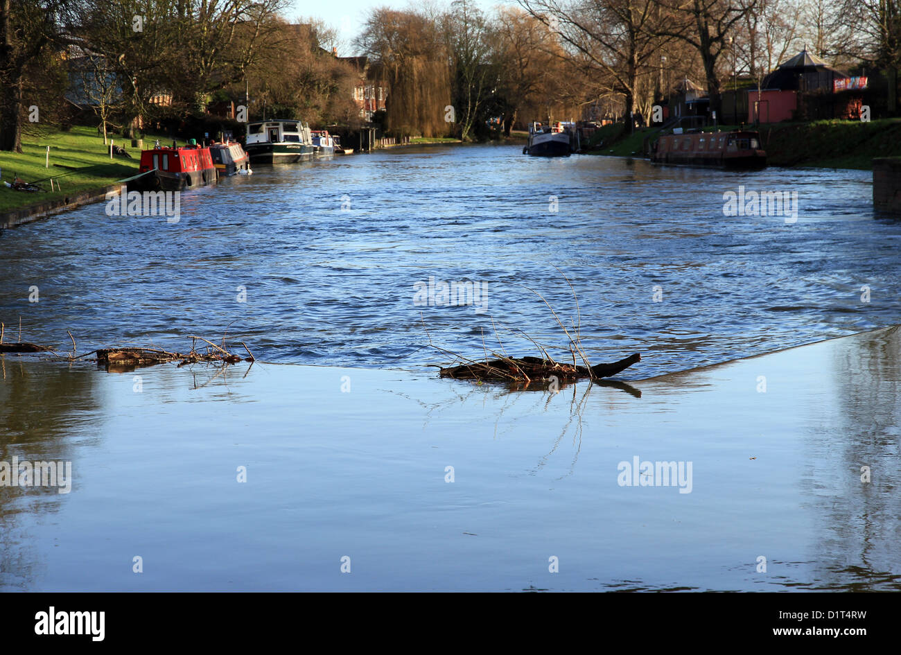Fluss Cam in Flut an Jesus Green, Cambridge, England, UK. Abfluss- und Wasserstände Gießen über Wehr neben sperren. Stockfoto