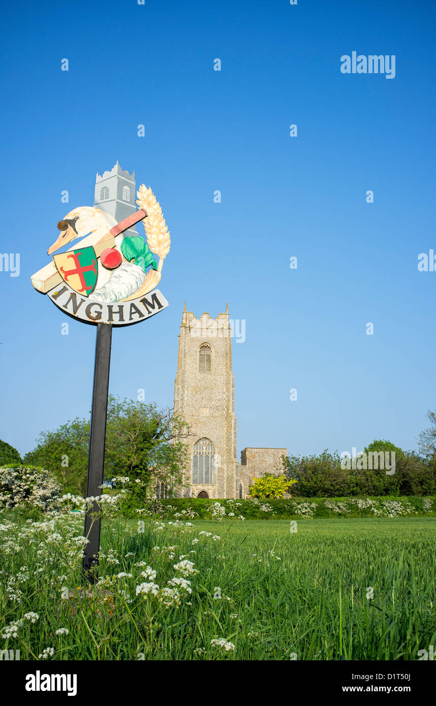 Ortsschild und Kirche in Ingham Norfolk UK Stockfoto