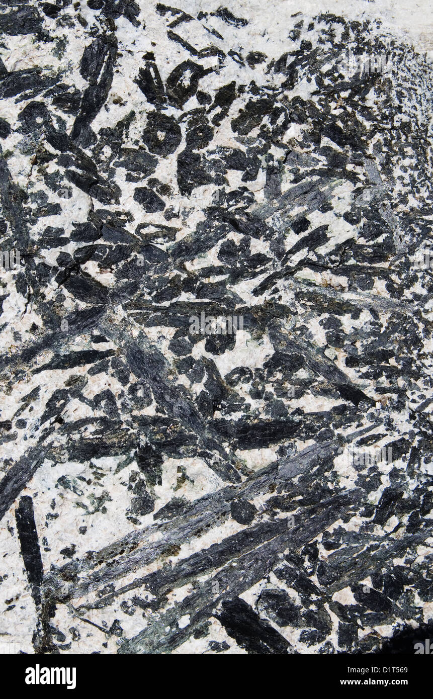 Gabbro Pegmatit Rock Hintergrundtextur mit weißen und schwarzen Kristallen Stockfoto