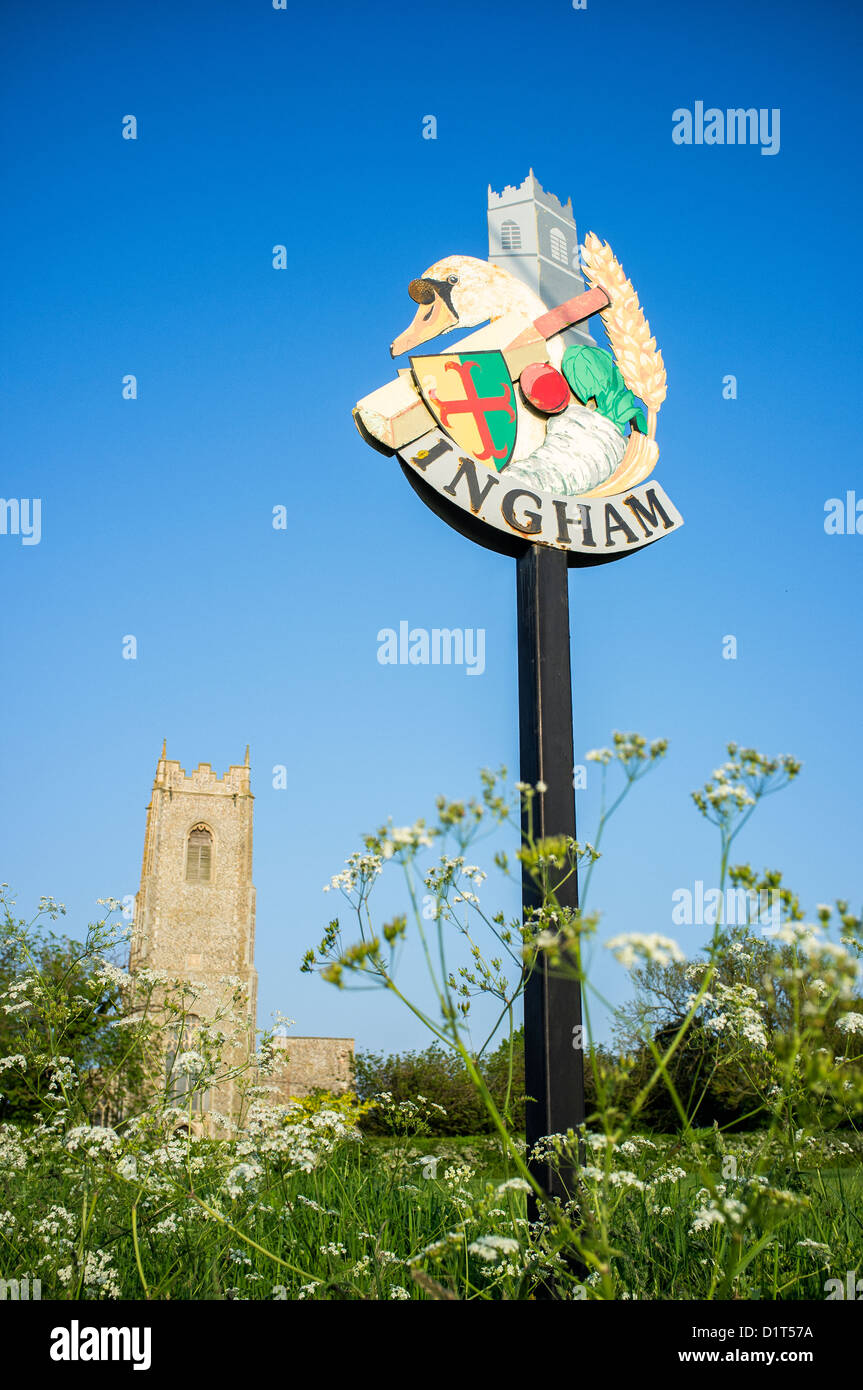 Ortsschild und Kirche in Ingham Norfolk UK Stockfoto