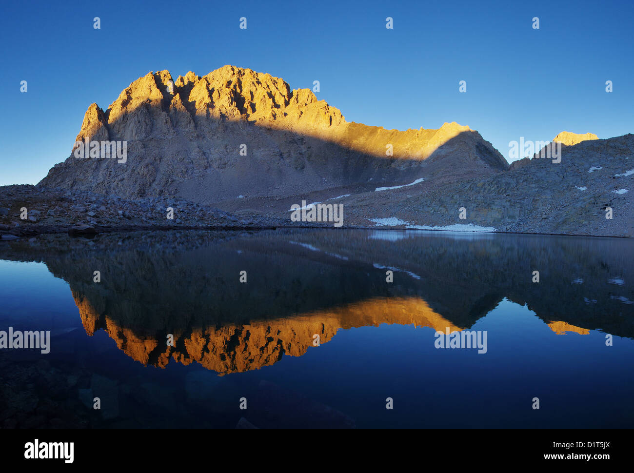 letztes Licht auf Mount Williamson reflektiert an einem See in Williamson Schüssel Stockfoto