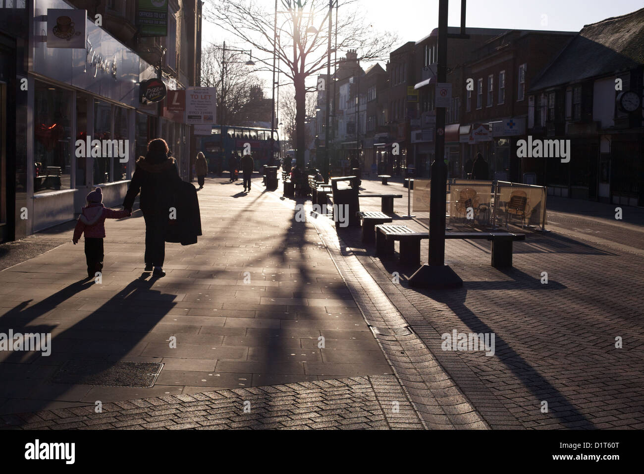 Queen Victoria Street, Reading, Berkshire, Stadtzentrum, Einkaufszentrum mit Mutter und Kind in der silhouette Stockfoto