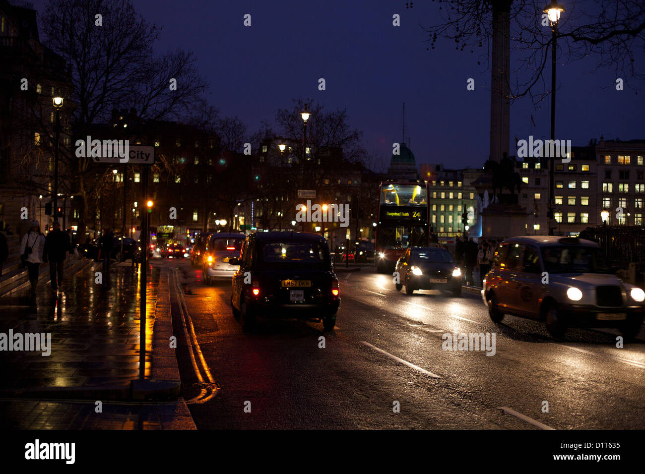 London Straße in der Nacht mit viel Verkehr Stockfoto