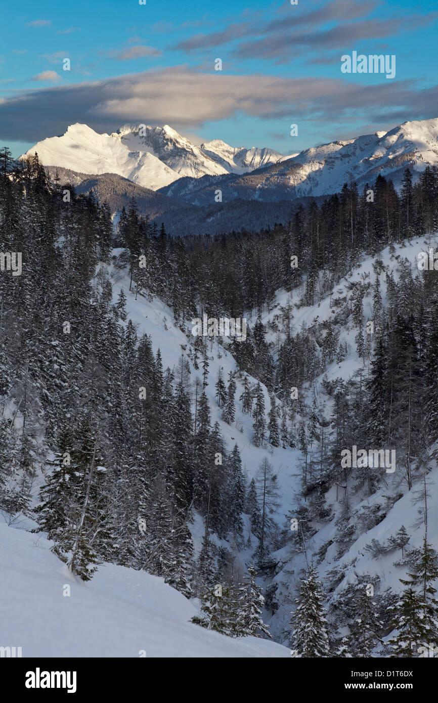 Tal Gaistal mit Schnee im tiefen Winter in Tirol, Österreich. Blick auf das Karwendel-Gebirge während des Sonnenuntergangs. Stockfoto